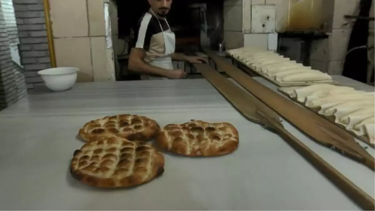 (YENİDEN)İlk sahur öncesi pideler fırın tezgahlarındaki yerini aldı