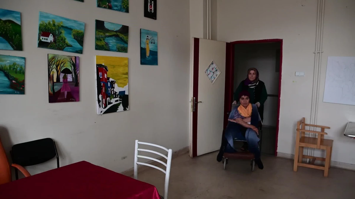 Yozgat\'ta Yaptığı Tablolarla Tanınan Bedensel Engelli Ressam Depremzedeler İçin Sergi Açacak