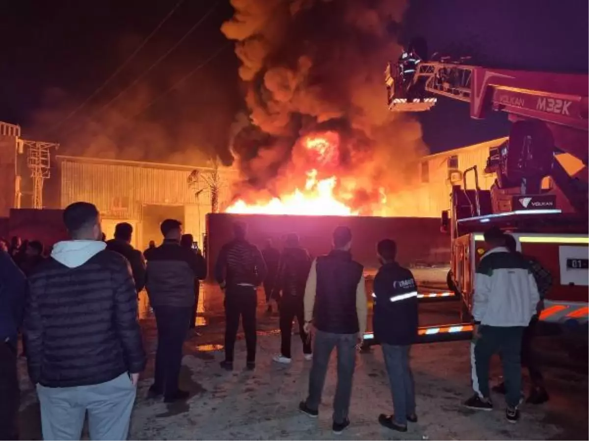 ADANA\'DA GERİ DÖNÜŞÜM FABRİKASININ DEPOSU YANDI