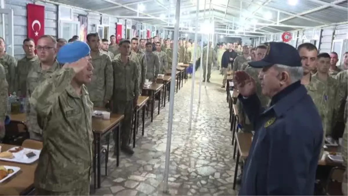 Bakan Akar ilk iftarı Mehmetçik ile yaptı