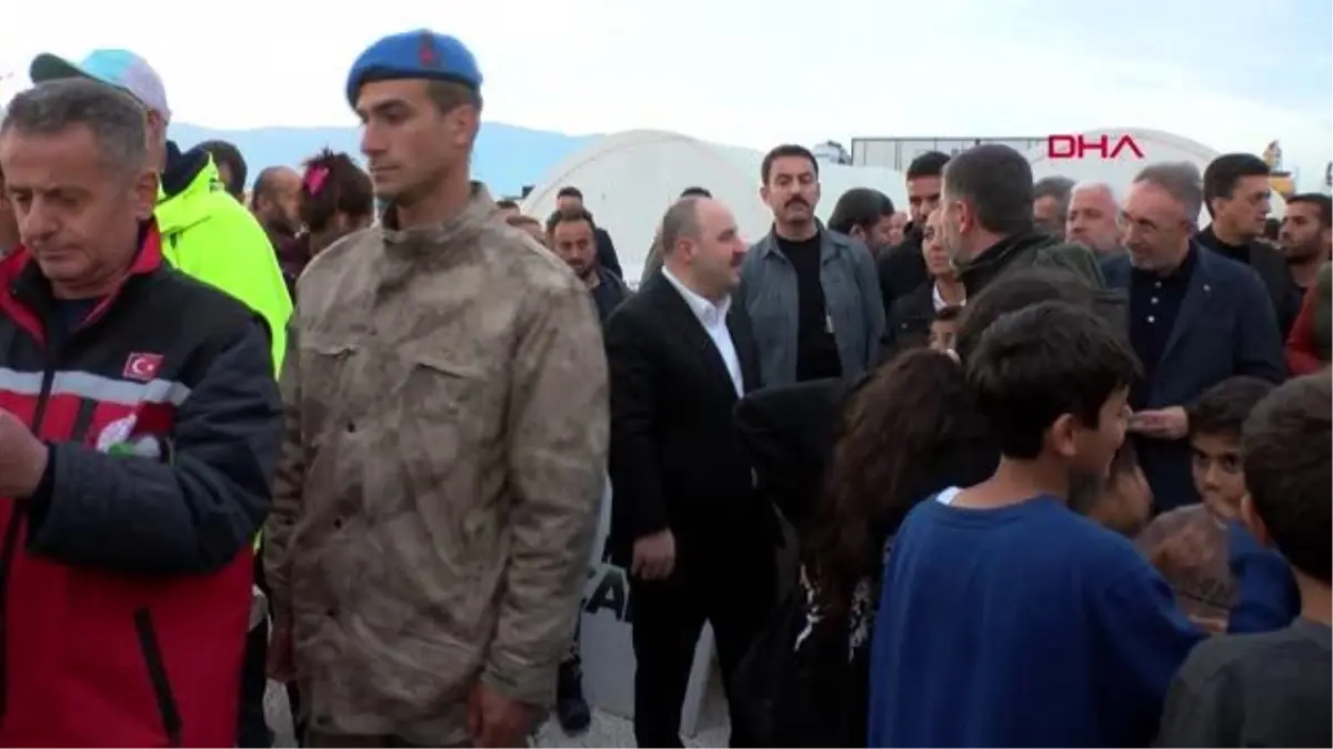 BAKAN VARANK SANAYİCİLERLE BİR ARAYA GELDİ, ÇADIRKENTTE VATANDAŞLARLA İFTAR YAPTI