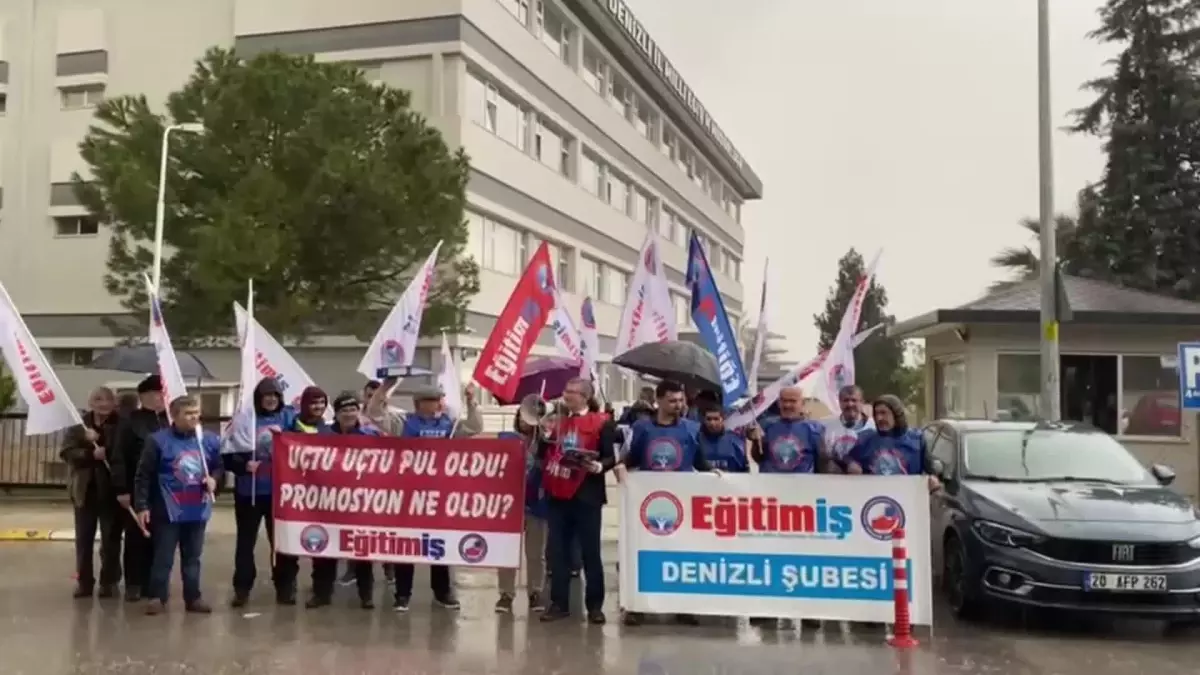 Denizli\'de Eğitim-İş Sendikası\'ndan \'Promosyon\' Eylemi: "40-45 Bin TL Olan İhale Tekliflerini Biliyorken Bizleri 13 Bin TL\'ye Mahkum Ettiniz"