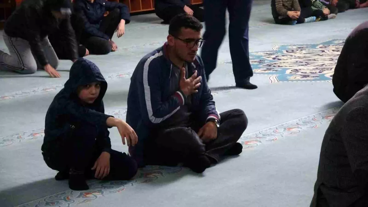 Deprem bölgesi Kilis\'te ilk teravih namazına yoğun ilgi