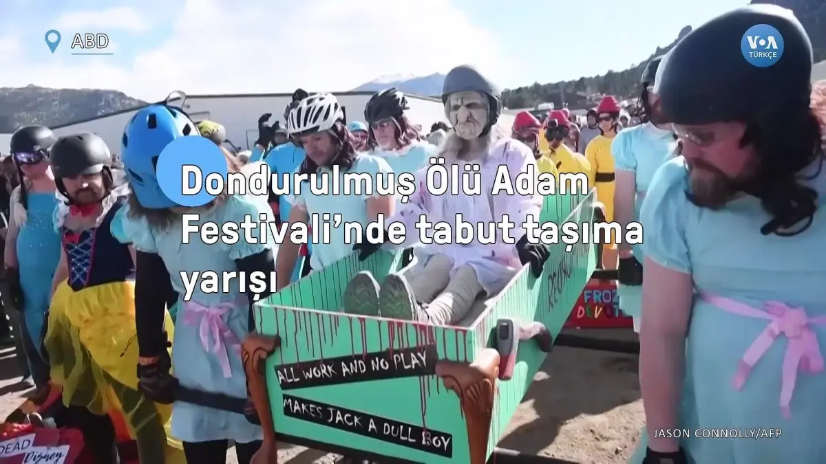 Dondurulmuş Ölü Adam Festivali\'nde Tabut Taşıma Yarışı