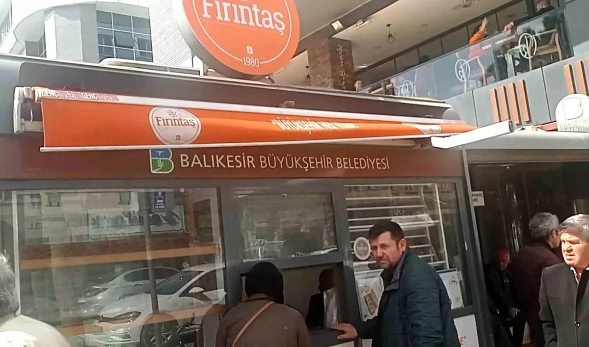 Edremit\'te vatandaş Fırıntaş\'ın 350 gramlık pidesine hücum etti