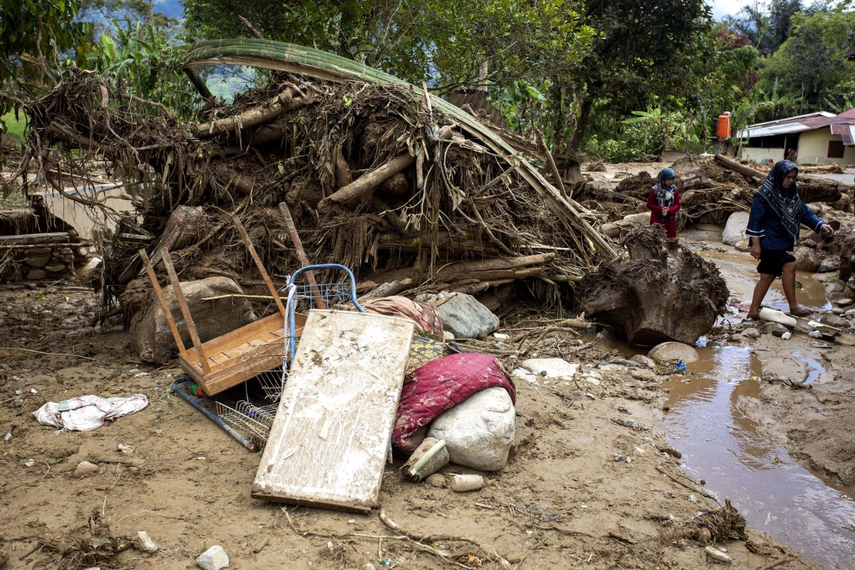 Endonezya\'da Şiddetli Yağışların Ardından Gelen Sel Hayatı Olumsuz Etkiledi