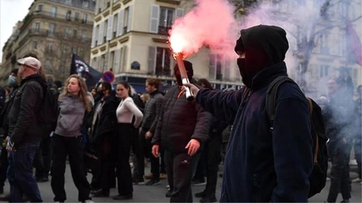 Fransa\'da protestocular Paris Havalimanı\'nın girişini kapattı