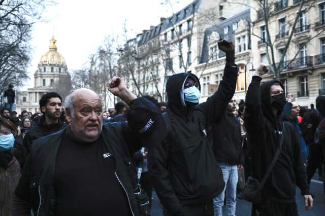 Fransa'da göstericiler Paris Havalimanı'nın girişini kapattı