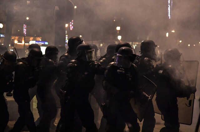 Fransa'da polis müdahalesiyle göstericinin parmağının koptuğu öne sürüldü