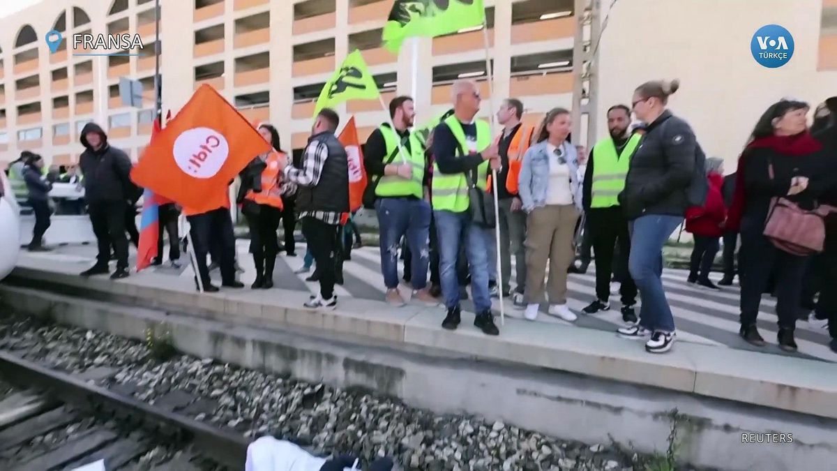 Fransa'da Protestocular Macron Kuklasıyla Tren Yolunu Kapattı