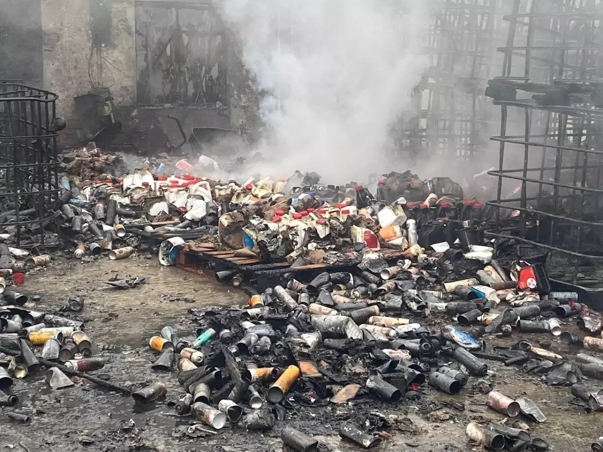 Gebze\'deki temizlik malzemesi deposunda çıkan yangın kontrol altına alındı