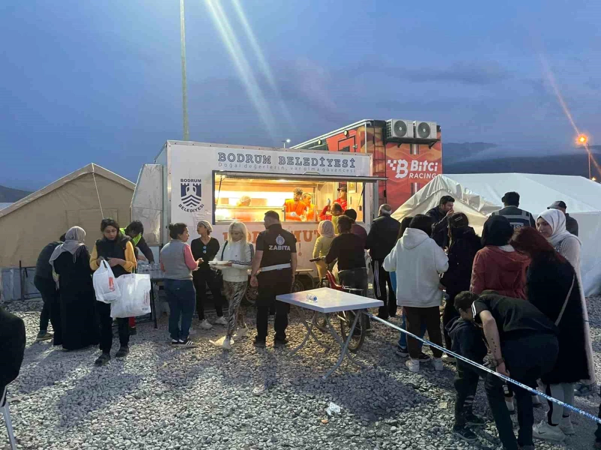 Hatay\'daki Bodrum çadırında depremzedeler iftar açtı