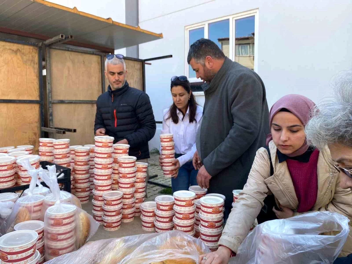 İhtiyaç sahiplerinin iftarlıklarını elleri ile hazırladılar