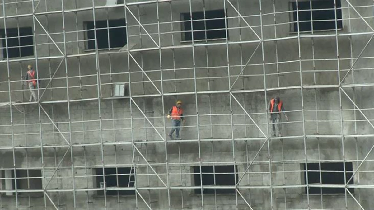 Molozları 4. kattan aşağıya döken inşaat işçisi, arkadaşını hayattan kopardı