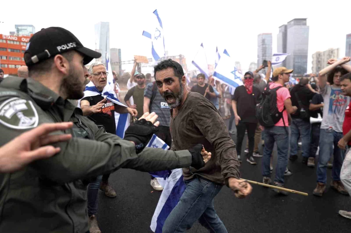İsrail\'de yargı reformu gösterilerinde yollar kapatıldıPolisten göstericilere tazyikli suyla müdahale