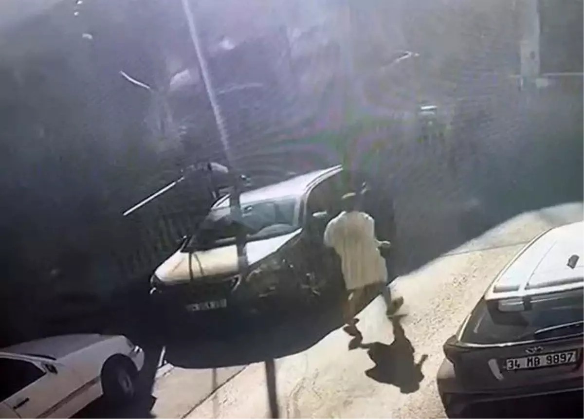 İstanbul\'da film gibi silahlı saldırı kamerada: Brezilyalı modeli kargocu kılığında vurdular