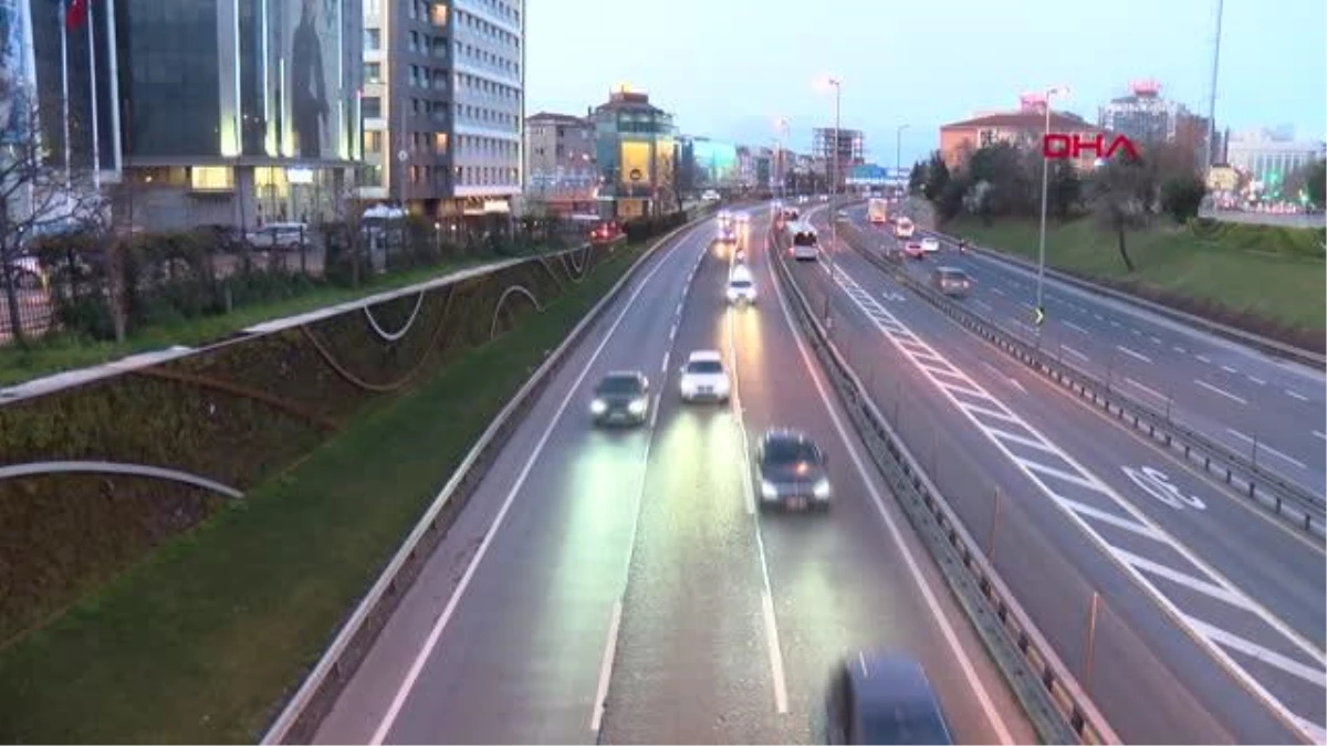 İstanbul\'da ilk iftar öncesi trafik yoğunluğu azaldı