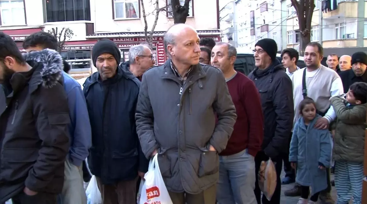 İstanbul'da iftarın ilk gününde vatandaşlar pide kuyruğuna girdi