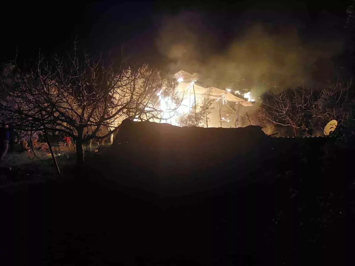 İzmir\'de soba kaynaklı çıkan yangında bir ev alev alev yandı