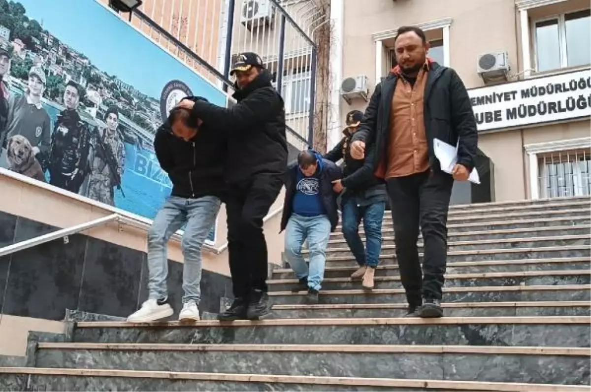 KADIKÖY\'DE KENDİNİ POLİS OLARAK TANITIP 500 BİN LİRA DOLANDIRDIRAN 2 ŞÜPHELİ GÖZALTINDA