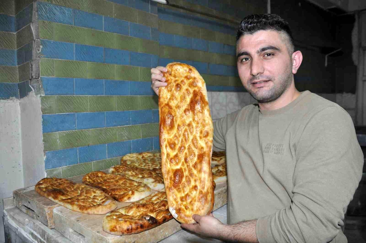 Kars\'ta Ramazan pidesi tezgahlarda yerini aldı