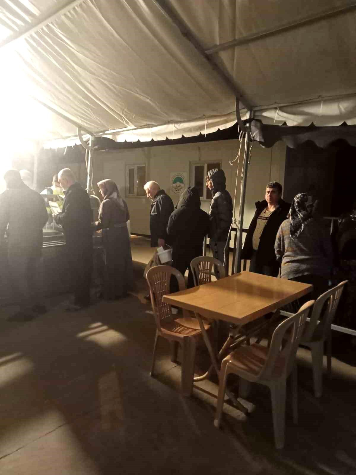Kayseri Büyükşehir\'den deprem bölgesindeki ilk konteyner kentte ilk sahur