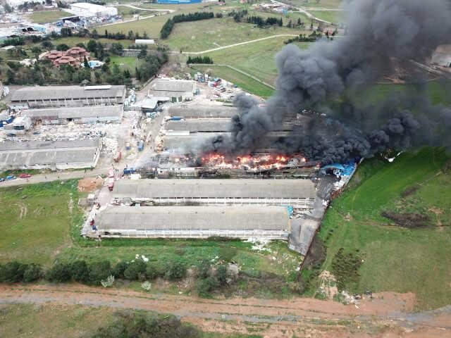 Kocaeli'de kimya fabrikasının deposunda yangın! Patlamalar oluyor Kocaeli'de kimya fabrikasının deposunda yangın! Patlamalar oluyor