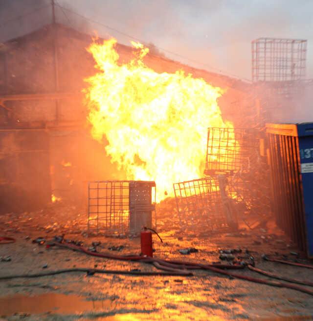 Kocaeli'de kimya fabrikasının deposunda yangın! Patlamalar oluyor Kocaeli'de kimya fabrikasının deposunda yangın! Patlamalar oluyor