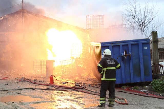 Kocaeli'de kimya fabrikasının deposunda yangın! Patlamalar oluyor Kocaeli'de kimya fabrikasının deposunda yangın! Patlamalar oluyor