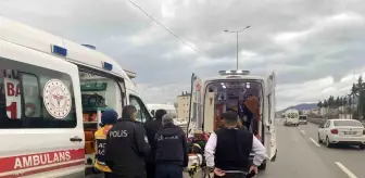 Otomobil bariyerlere çarptı: 3 kişilik aile kazada yaralandı