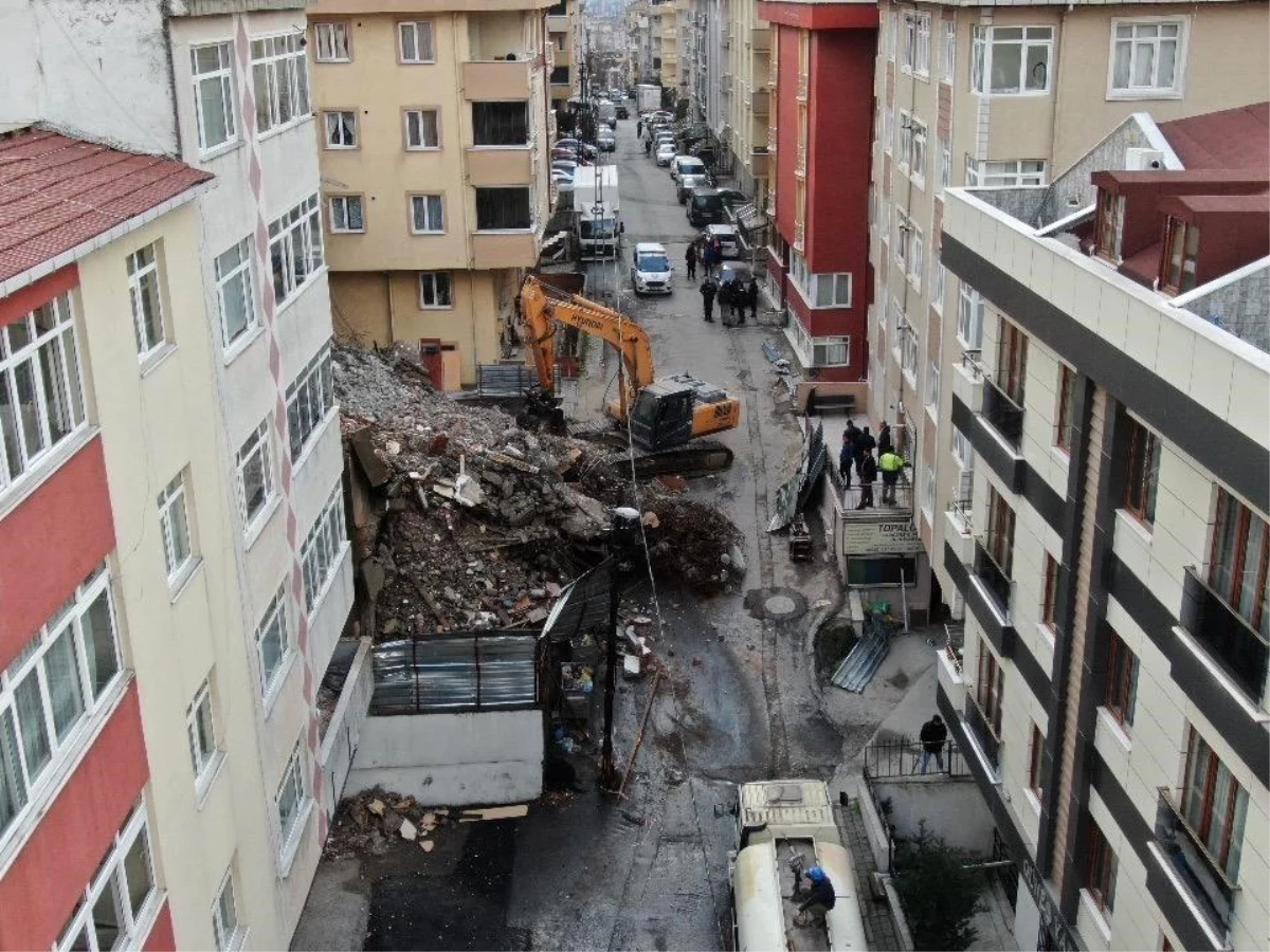 Maltepe\'de yıkım esnasında göçük meydana geldi, iş makinasının bir bölümü enkazda kaldı