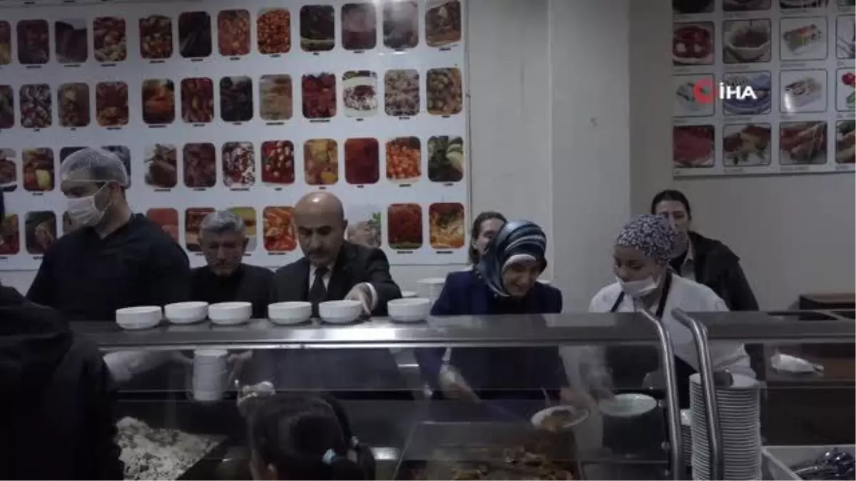 Mardin Valisi Demirtaş, ilk iftarını depremzede vatandaşlarla yaptı