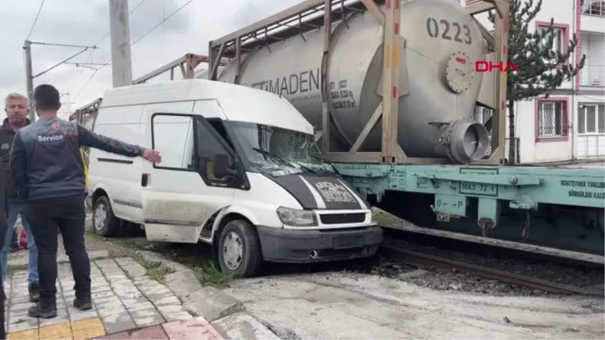 MİNİBÜSE, HEMZEMİN GEÇİTTE YÜK TRENİ ÇARPTI