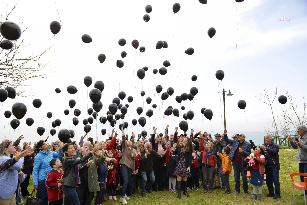 Depremde hayatını kaybedenler anısına siyah balon uçurdular