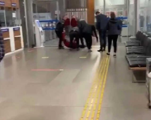 Şişli Belediyesi'nde skandal görüntüler: Temizlik işçisini yaka paça böyle dışarı attılar