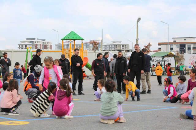 Vali Gökmen Çiçek Adıyaman'da depremzede çocukların oyun davetini kırmadı