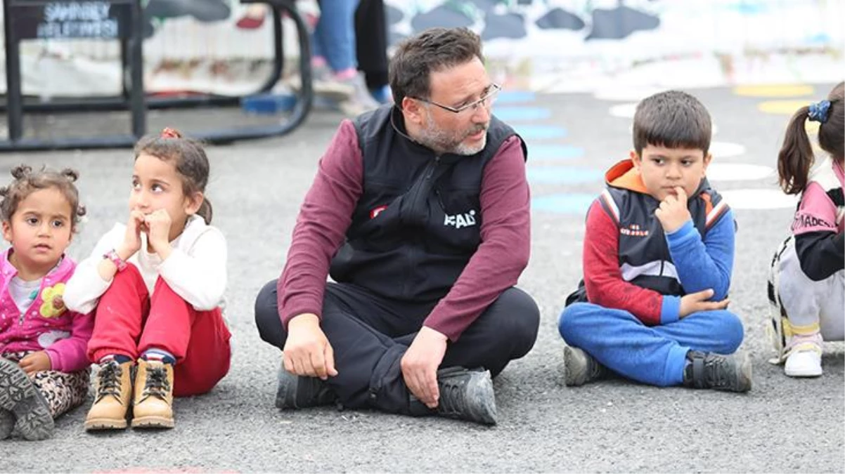 Vali Gökmen Çiçek, Adıyaman\'da depremzede miniklerle oyun oynadı