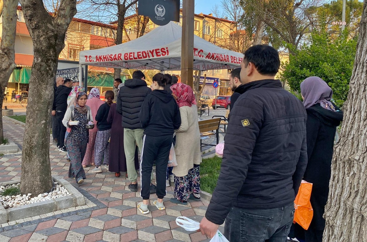 Akhisar Belediyesi, İlçenin 8 Ayrı Noktasında İftar Yemeği Dağıtıyor