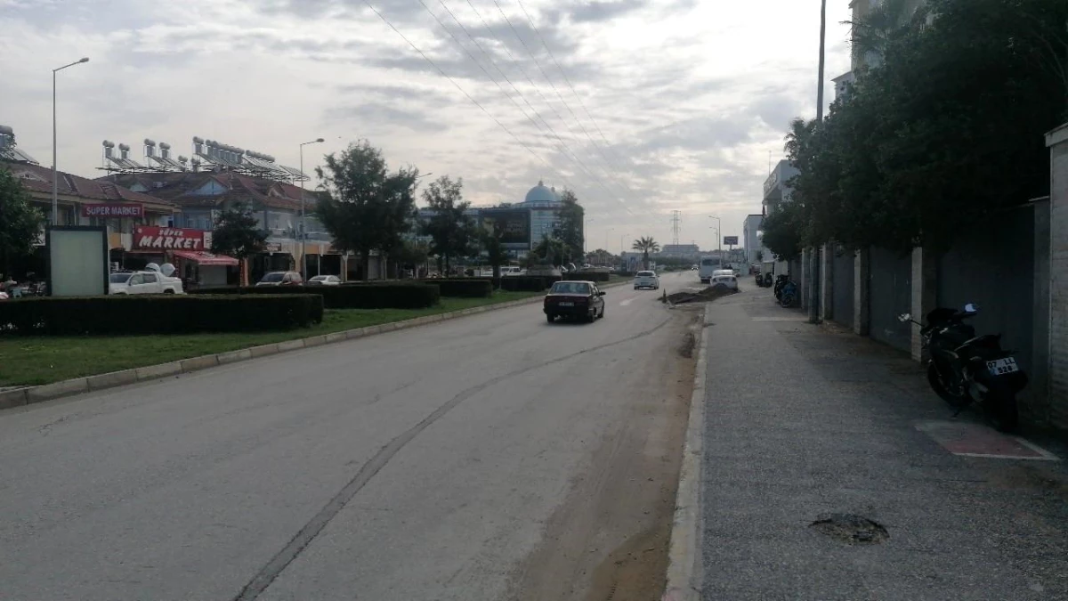 Antalya\'da otomobilin kadına çarptığı anlar güvenlik kamerasına yansıdı