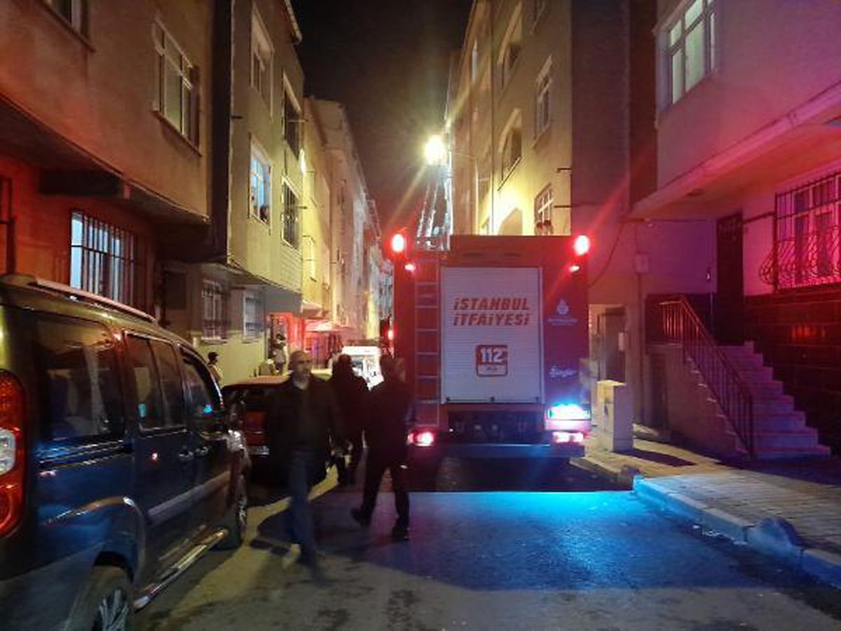 BAĞCILAR'DA 4 KATLI BİNANIN ÇATISINDAN YÜKSELEN ALEVLER YANINDAKİ 3 BİNANIN ÇATISINA SIÇRADI