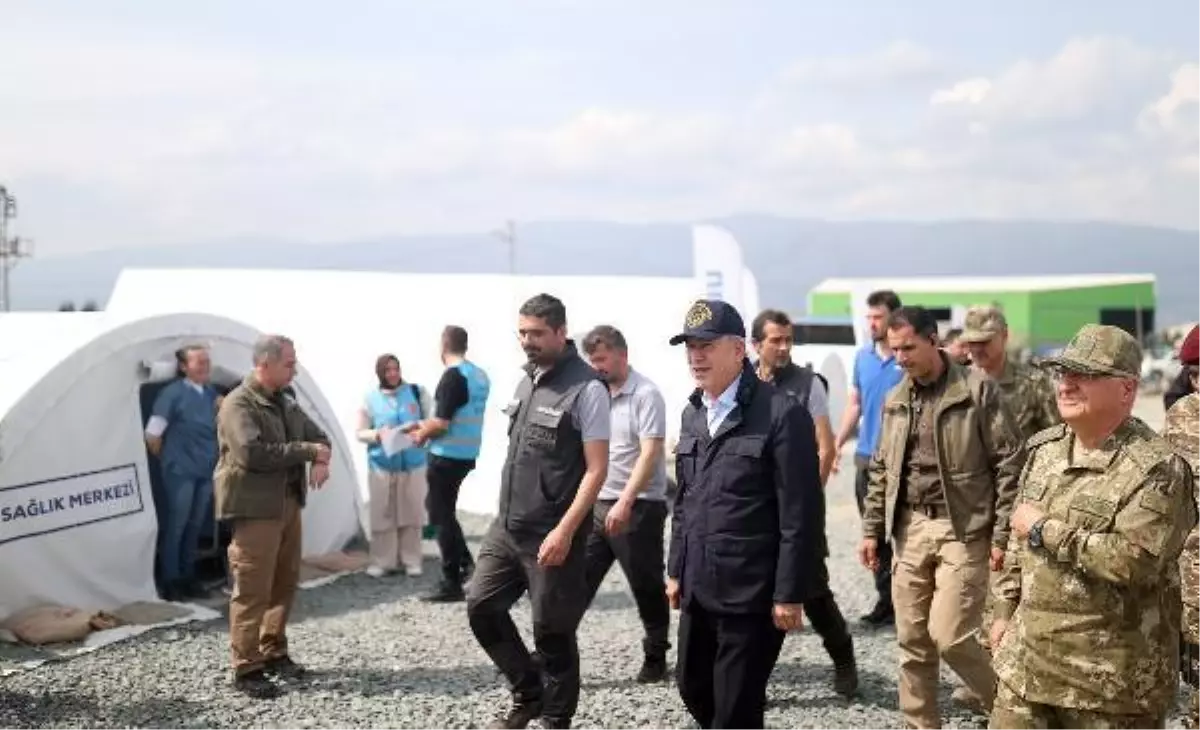 Bakan Akar Hatay\'da depremzedelerle çadır kentte bir araya geldi