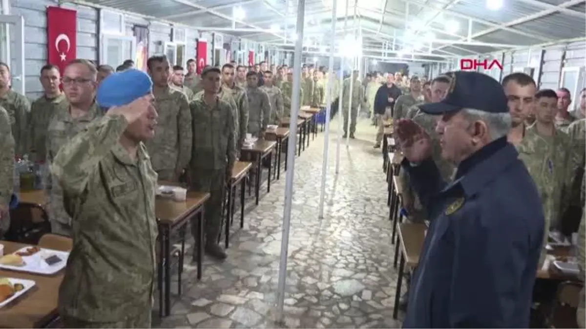 BAKAN AKAR, İLK İFTARI MEHMETÇİK İLE YAPTI