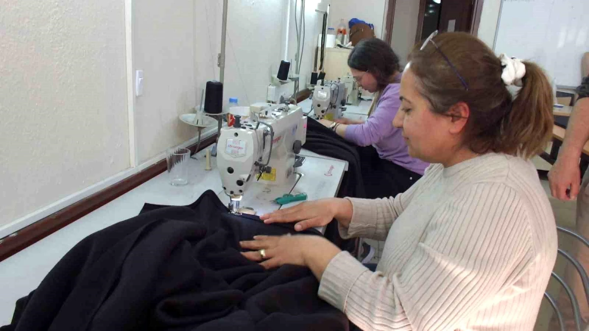 Balıkesir\'de kadınlar depremzedeler için battaniye üretiyorlar