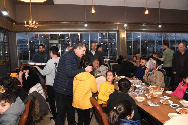 Başkan Asya, ilk iftarı depremzedelerle birlikte yaptı Başkan Asya, ilk iftarı depremzedelerle birlikte yaptı