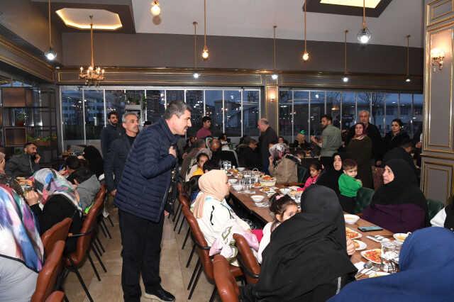 Başkan Asya, ilk iftarı depremzedelerle birlikte yaptı Başkan Asya, ilk iftarı depremzedelerle birlikte yaptı