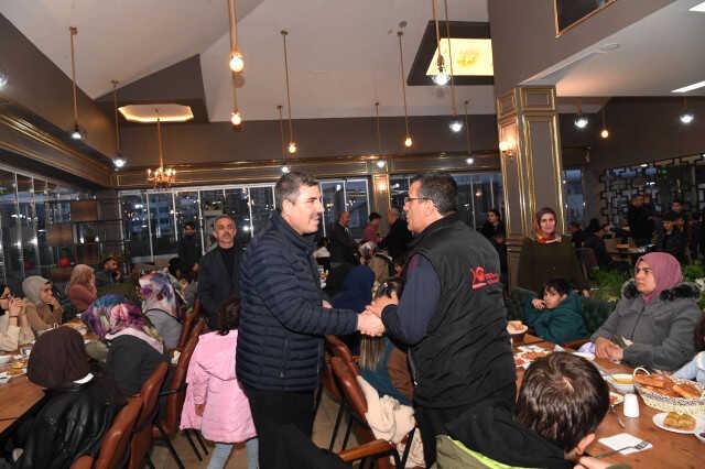 Başkan Asya, ilk iftarı depremzedelerle birlikte yaptı Başkan Asya, ilk iftarı depremzedelerle birlikte yaptı