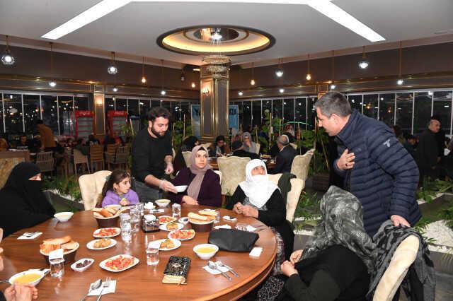 Başkan Asya, ilk iftarı depremzedelerle birlikte yaptı Başkan Asya, ilk iftarı depremzedelerle birlikte yaptı