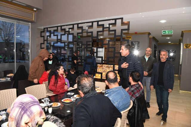 Başkan Asya, ilk iftarı depremzedelerle birlikte yaptı Başkan Asya, ilk iftarı depremzedelerle birlikte yaptı