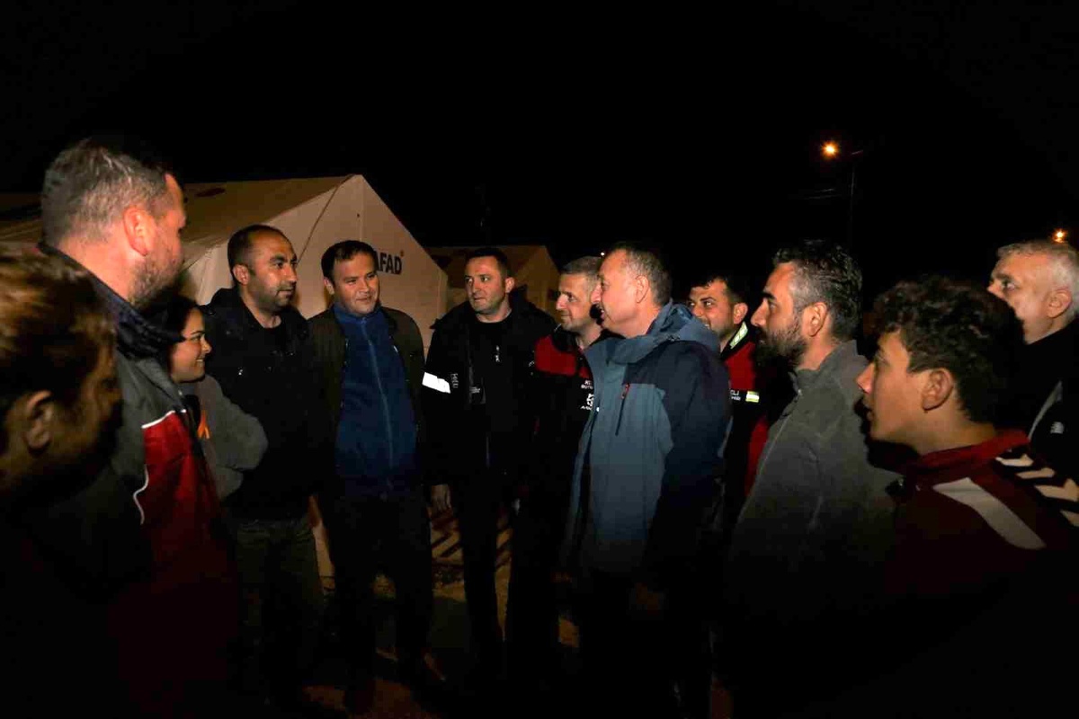 Başkan Büyükakın: "Yaralarımız sarılana kadar Hatay\'dayız"