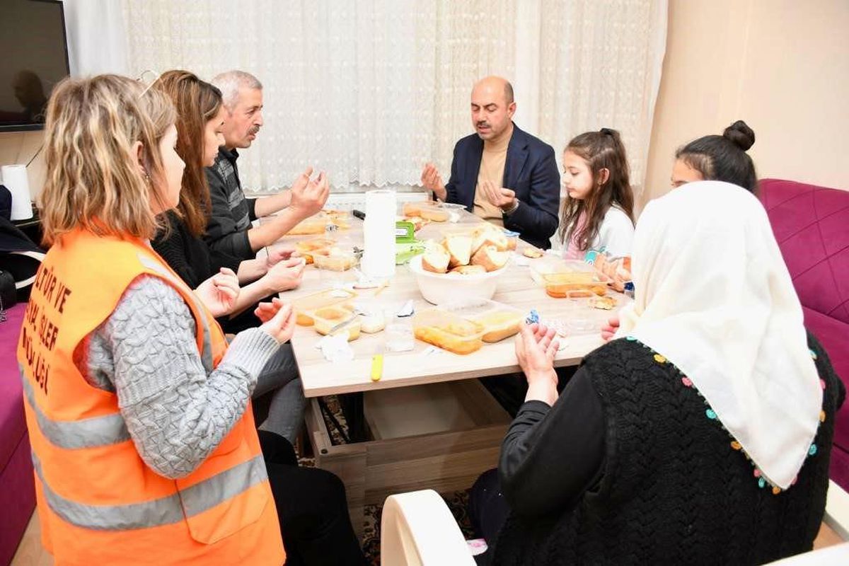 Başkan Kılıç, ilk iftarı depremzede aileyle yaptı